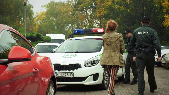 Lea odchádza na policajnom aute